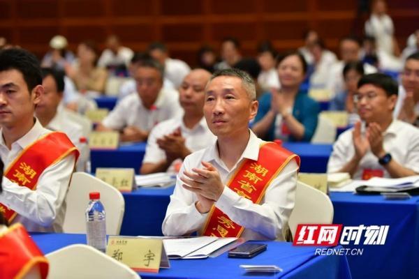 鼎和网 师者如光｜郑宇：以心育人，做青春路上的“守夜者”与“点灯人”